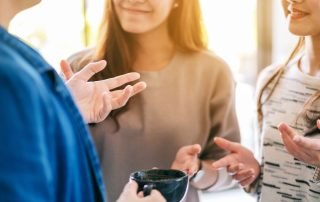 mensen die in verbinding met elkaar zijn door gesprek