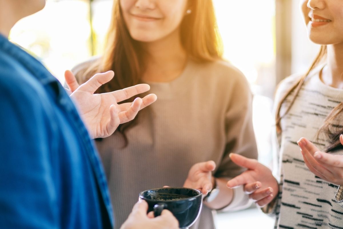 mensen die in verbinding met elkaar zijn door gesprek